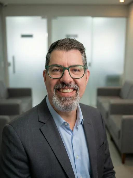 Dr. José Eduardo D’Agostini na recepção do consultório